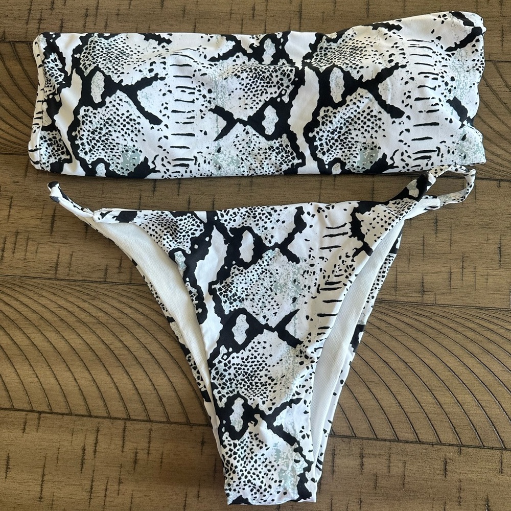 Medium bathing suit